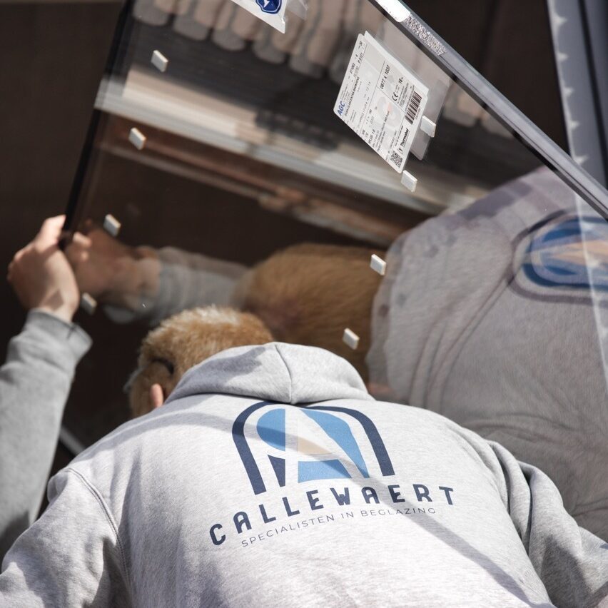 Glaswerken Callewaert uit Harelbeke tijdens montage van beglazing in Menen
