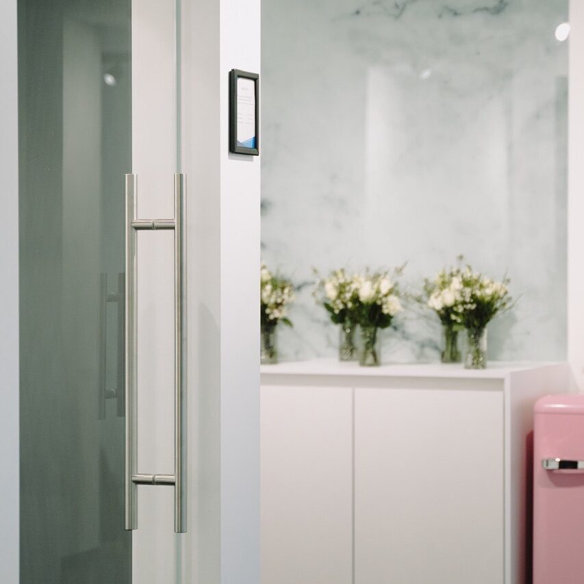 Glazen deur met spatwand op maat