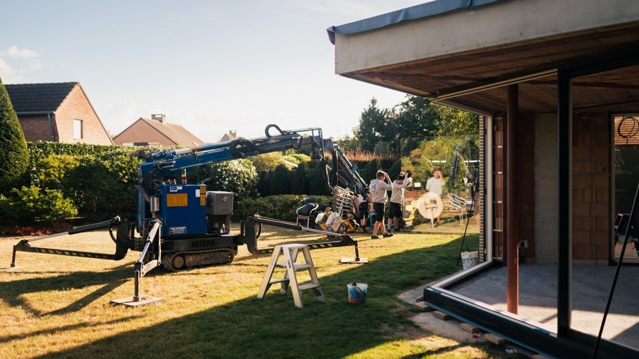Plaatsing van hoogrendementsbeglazing in nieuwbouw woning in West Vlaanderen groot