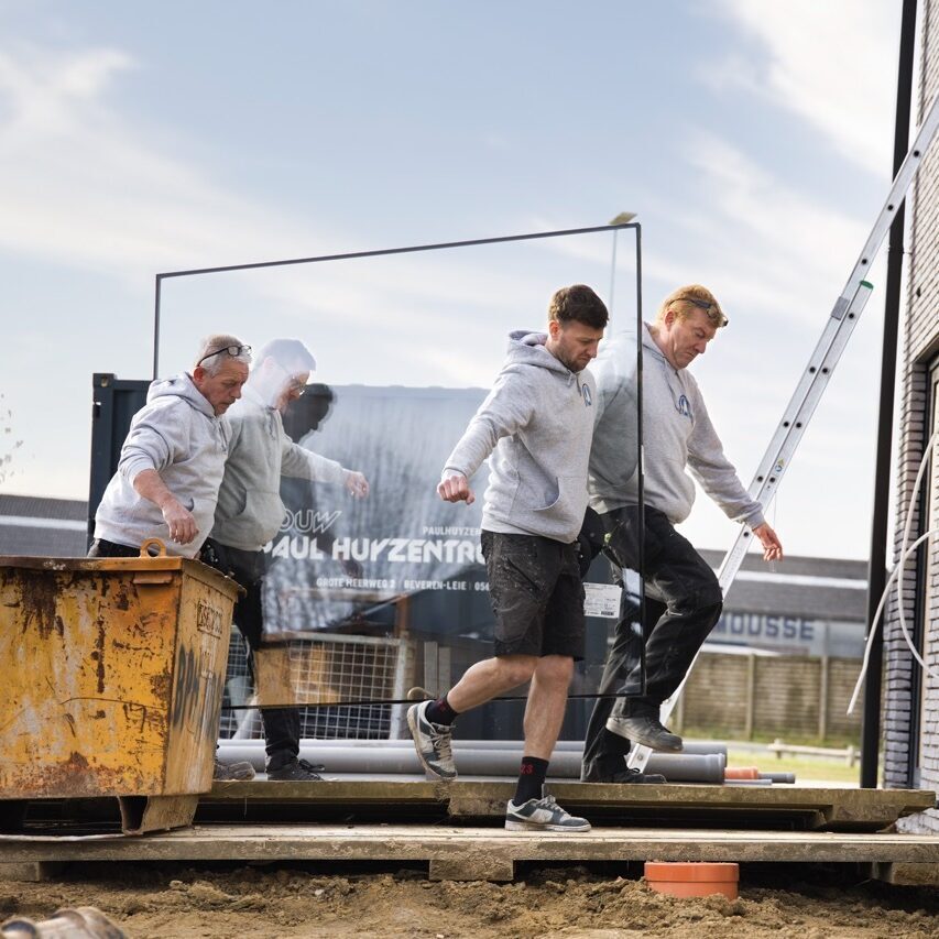 Professionele glasplaatsers aan het werk met HR glas in Menen
