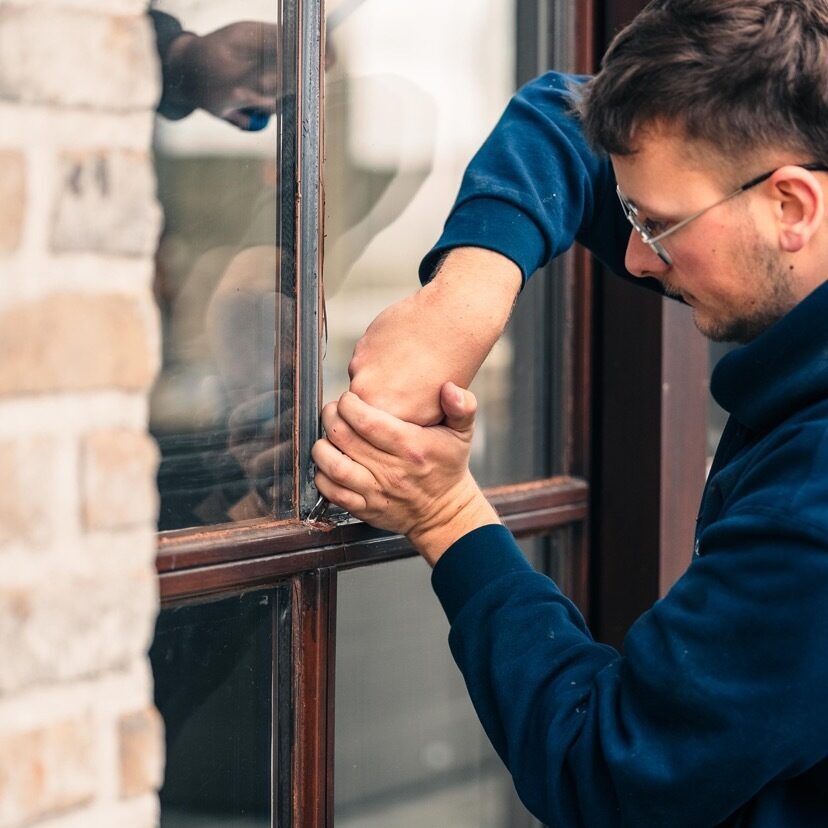 Verwijderen van oude beglazing in bestaande raamkaders