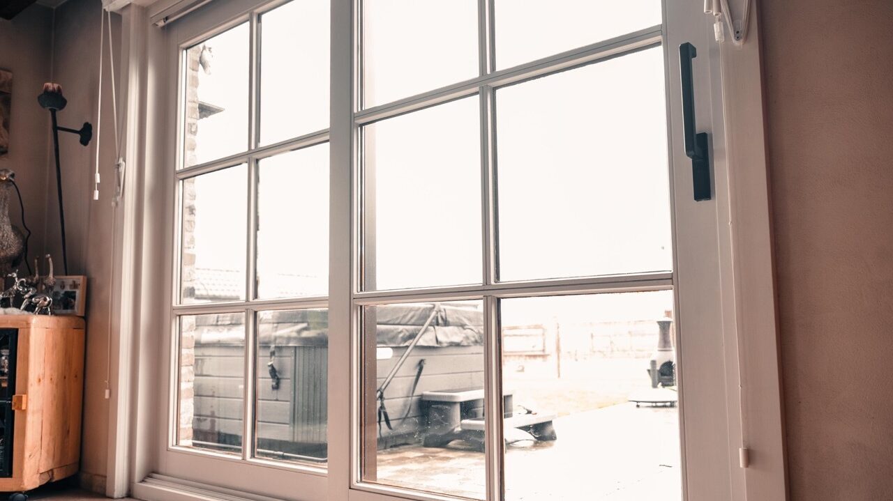 Voor en na vervanging dubbele beglazing door HR glas