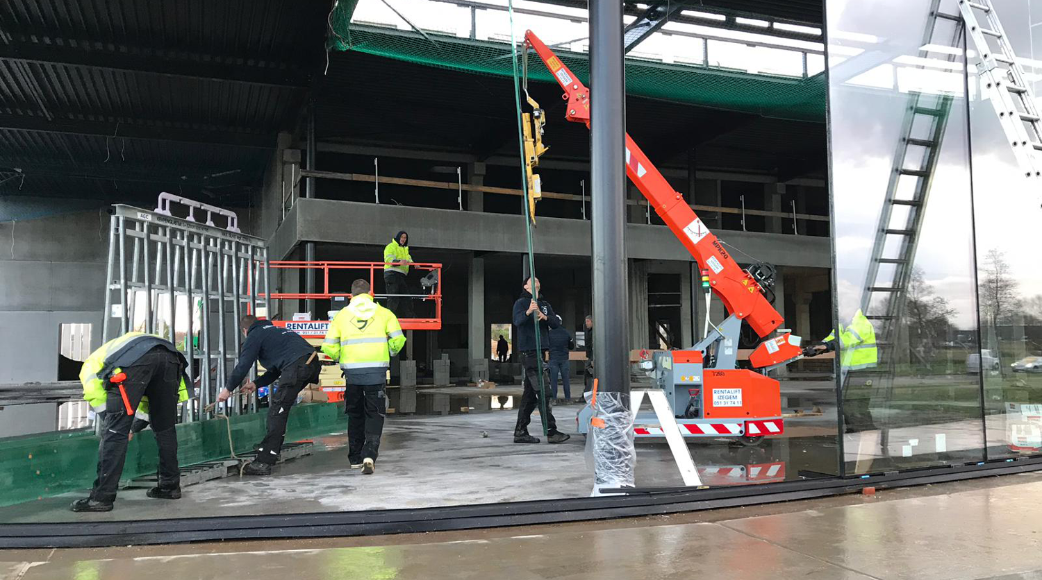 Grote glaspartijen plaatsen callewaert