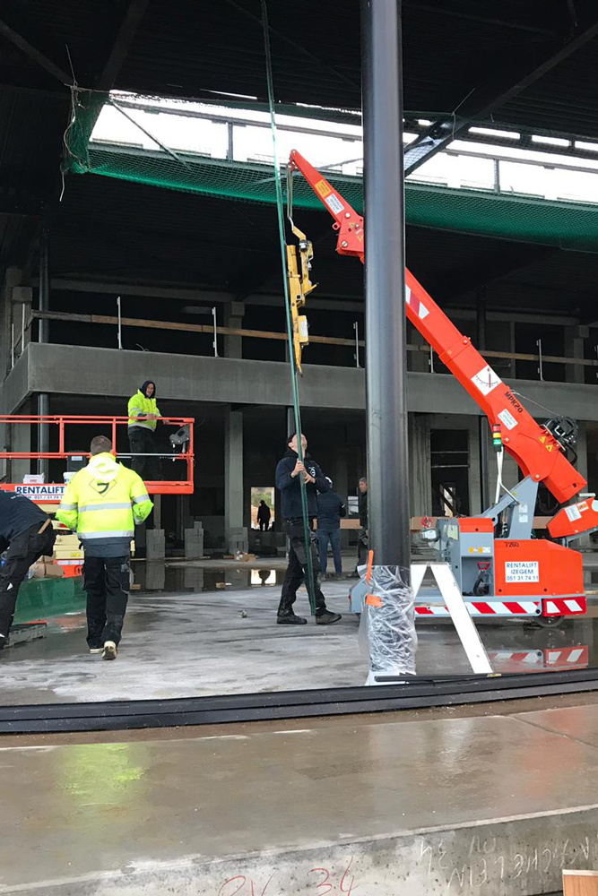 Grote glaspartijen plaatsen